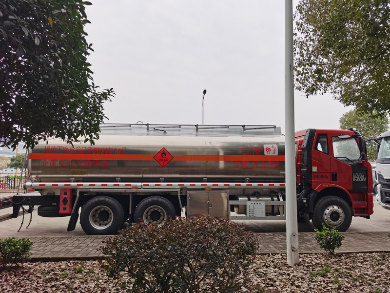 國(guó)六解放后八鋁合金油罐車