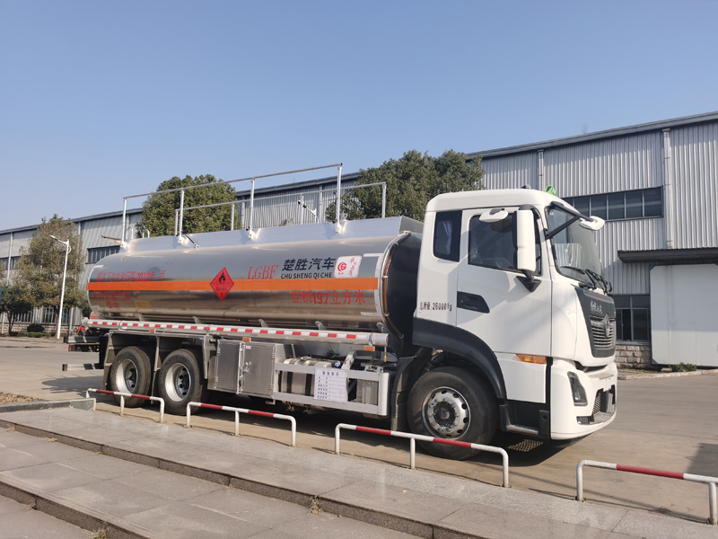 國(guó)六天龍后八輪油罐車(chē)