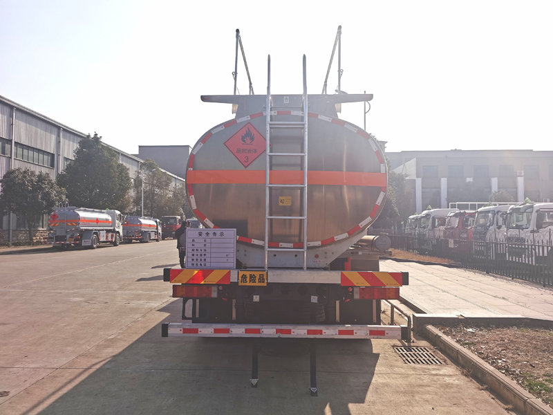 國(guó)六天龍后八輪油罐車(chē)