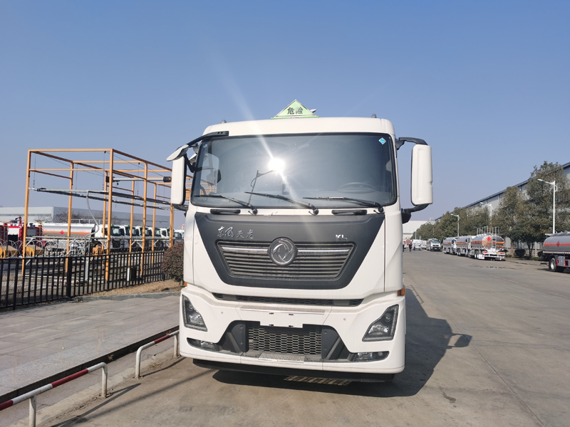 國(guó)六天龍后八輪油罐車(chē)